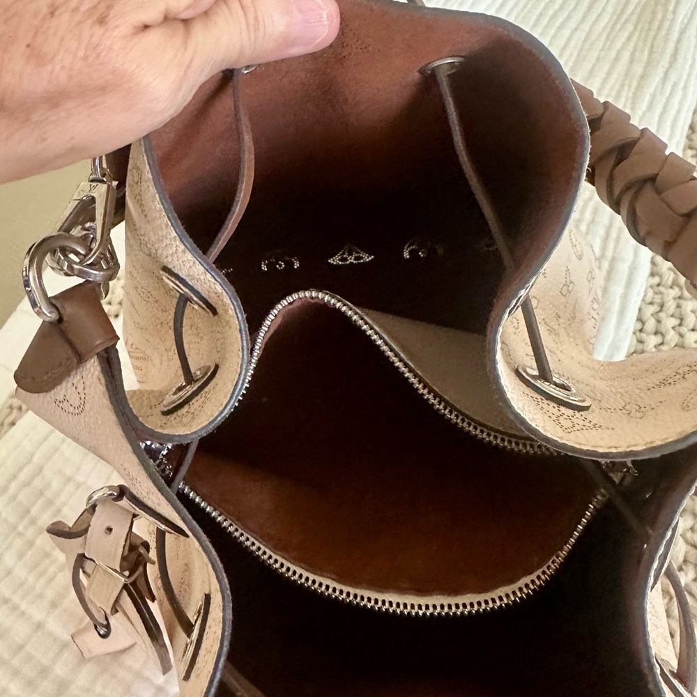 AUTHENTIC Louis Vuitton Muria Cream Women's Leather Bag on LV website for $5000 - Picture 7 of 12